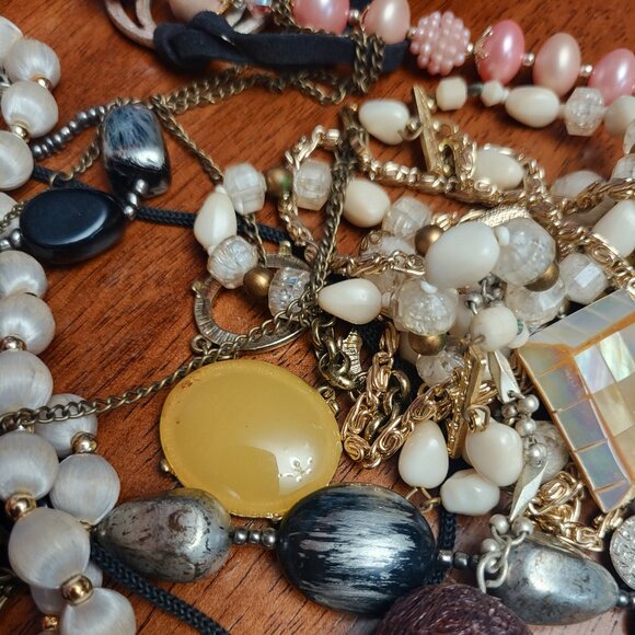 Lot of *Costume Necklaces ~ Unique and Vintage Pieces ~ Excellent Condition - Picture 7 of 10
